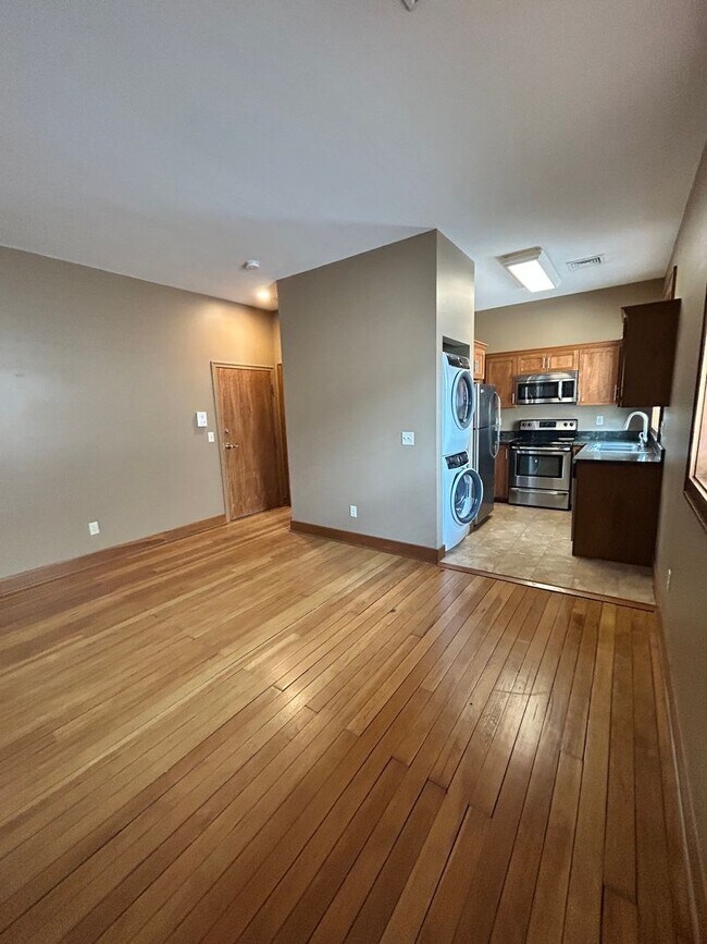 Building Photo - One Bedroom Apartment