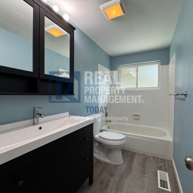 Building Photo - Rare 4 Bedroom Plus 4 Bathroom Home!