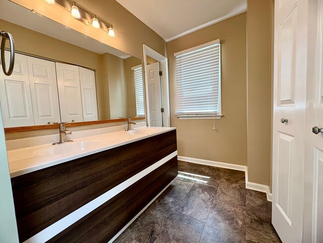 Building Photo - 2 Bedroom 2.5 Bathroom in Hummelstown!