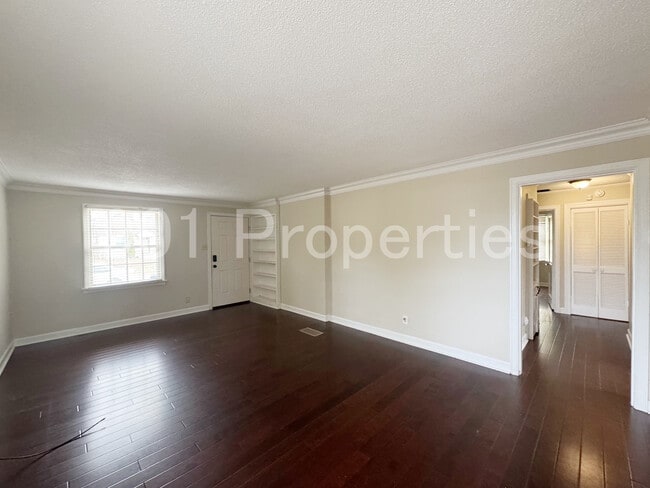 Building Photo - 81 S Larchmont Dr