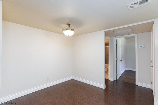 Building Photo - 5081 River Glen Dr