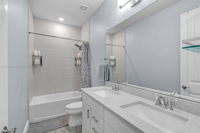 Building Photo - 3813 Greenway Dr