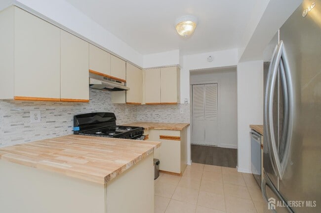 Building Photo - 402 Hidden Village Dr