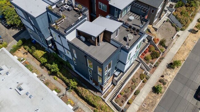 Building Photo - Stunning Columbia City Townhome w/ Views and Air Conditioning