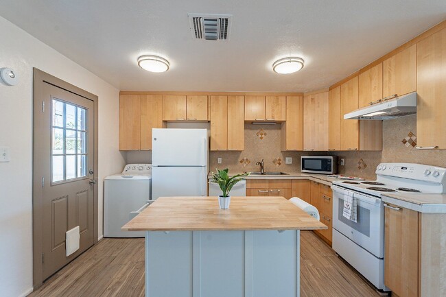 Building Photo - 8416 E Rancho Vista Dr