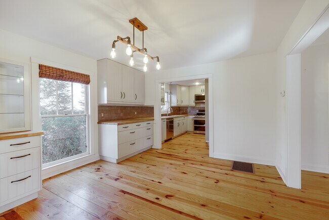 Building Photo - 145 Hendrix Ave