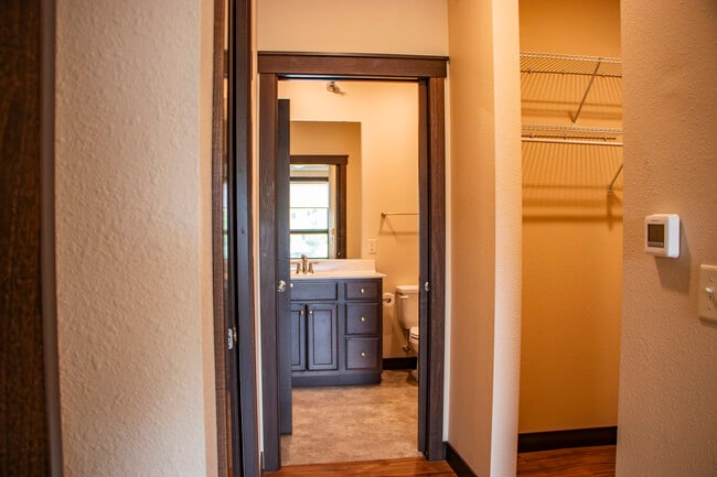 Building Photo - River Flats