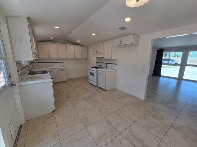 Building Photo - 4+2 Single Family home on desirable Ventura street Near Hospital