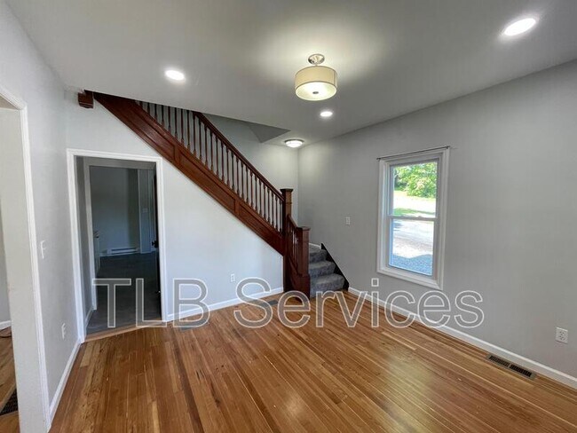 Building Photo - 402 Electric St