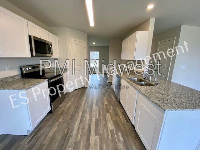 Building Photo - 2608 W Kings Cyn Dr