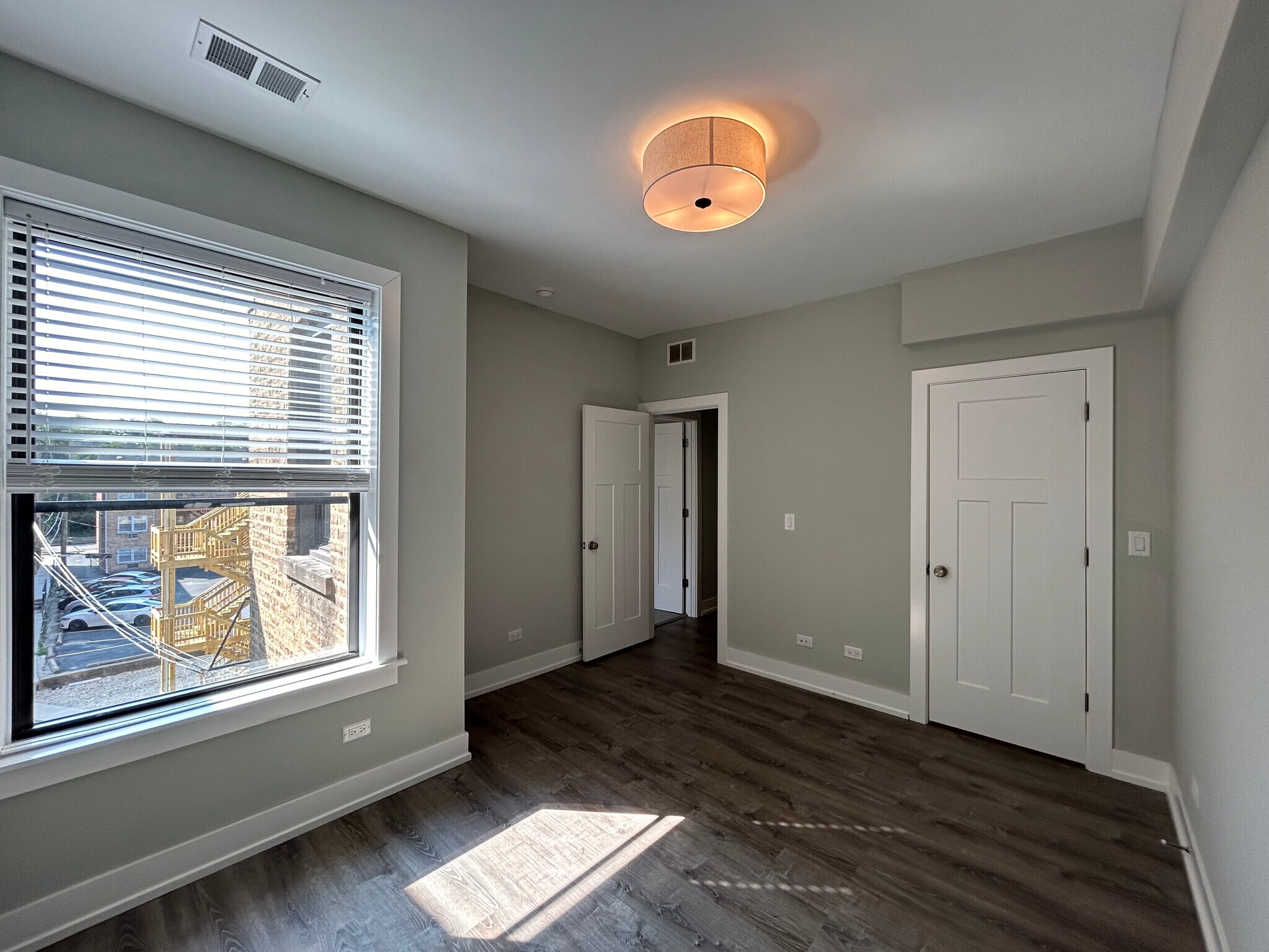 Building Photo - 1000 Crain St