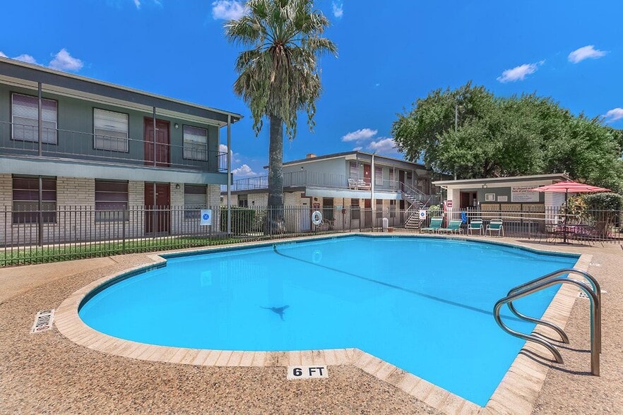 Primary Photo - Leon Trace Apartments