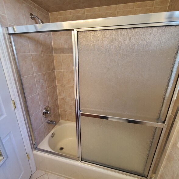 Hall Full Bath - 5206 Cottage Ave