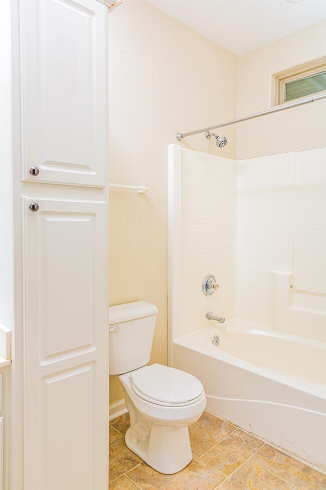 Building Photo - 749 Whispering Brook Trce