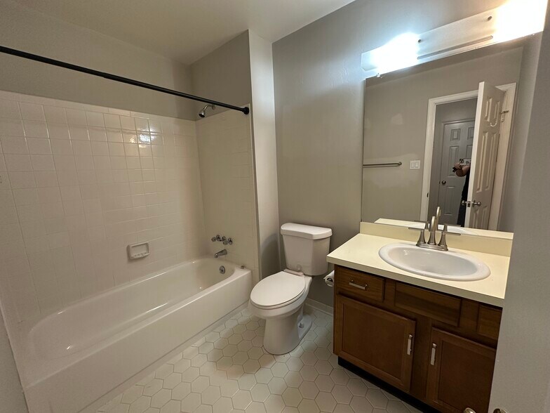 Main Hall Bath - 4629 Truman Ln