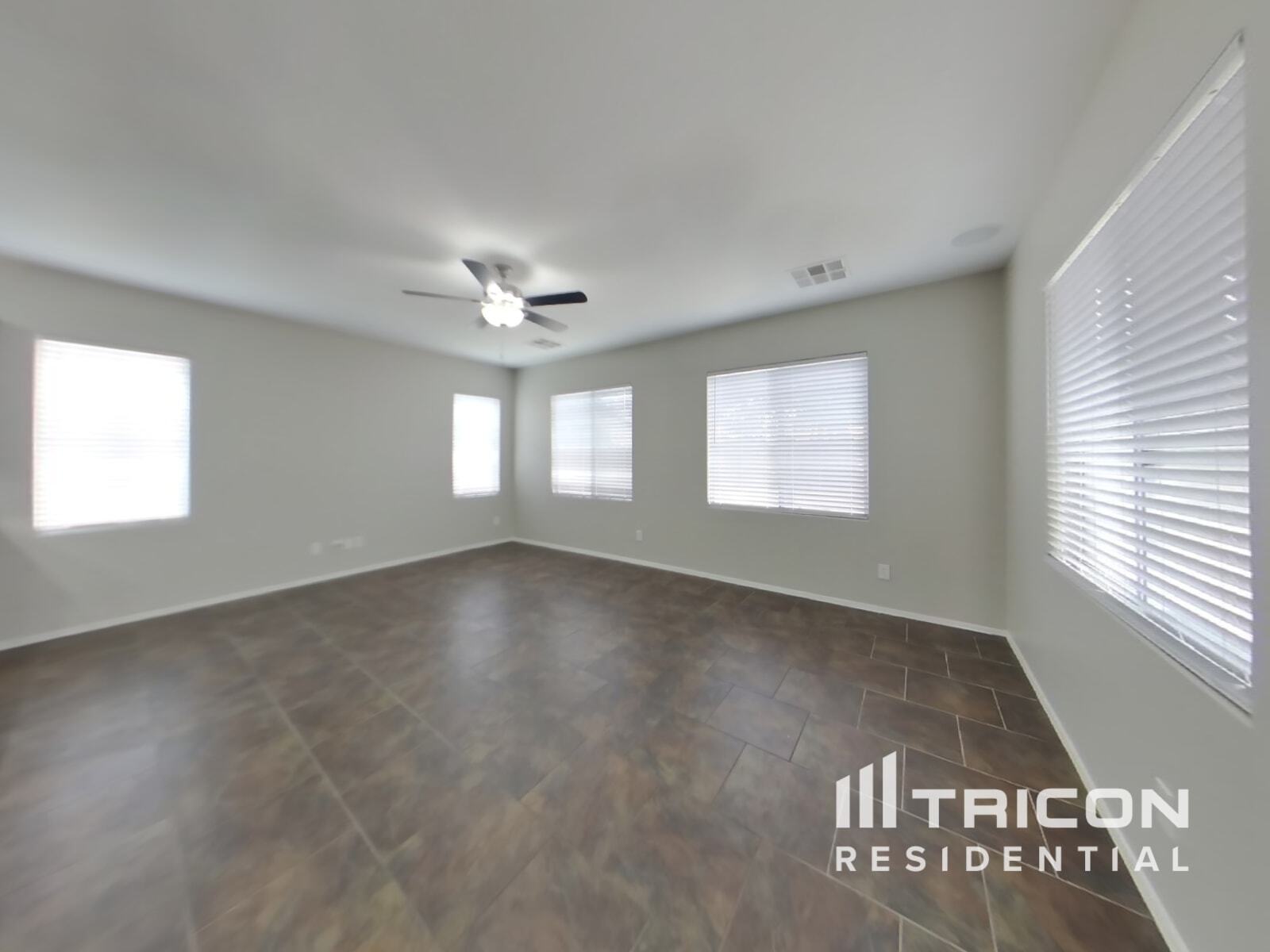 Building Photo - 4930 E Del Rio Dr
