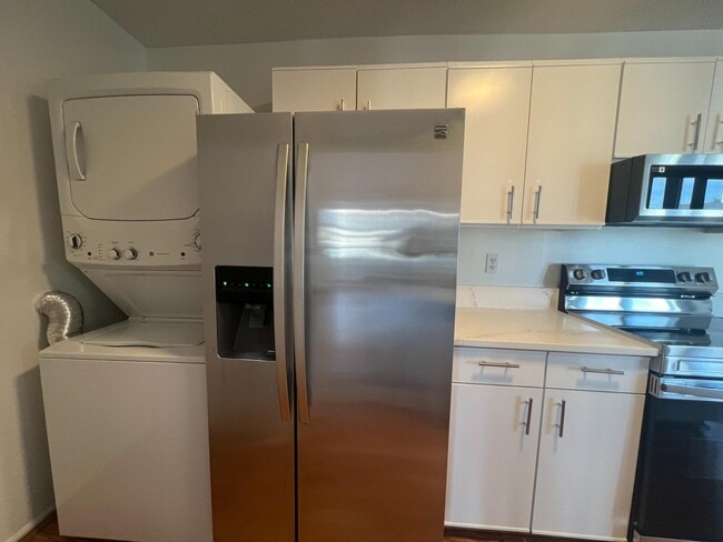 Building Photo - 1600 N Oak St