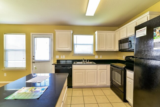 Building Photo - 4002 Hollow Cove Ln