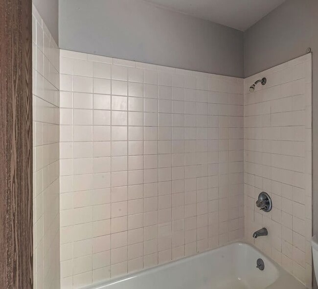 Building Photo - Bright & Spacious 1BD/1BA Top-Floor Unit w...