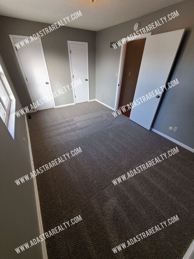 Building Photo - Affordable Olathe Townhome-Showing NOW!!
