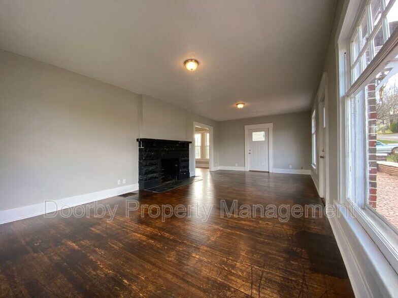 Building Photo - 2802 Fairview Dr