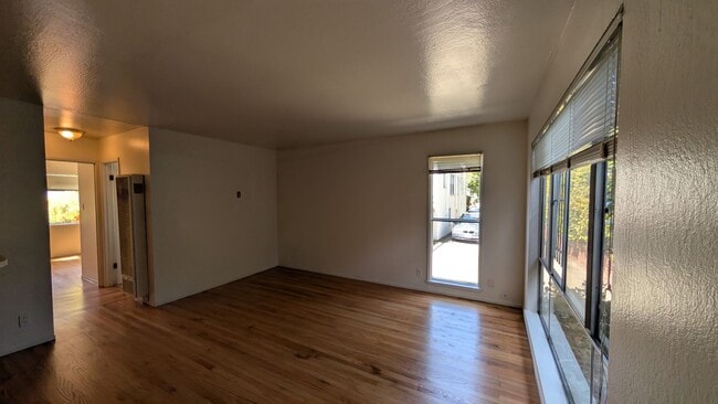 Building Photo - 2 bedroom 1 Bath, lower unit, located betw...