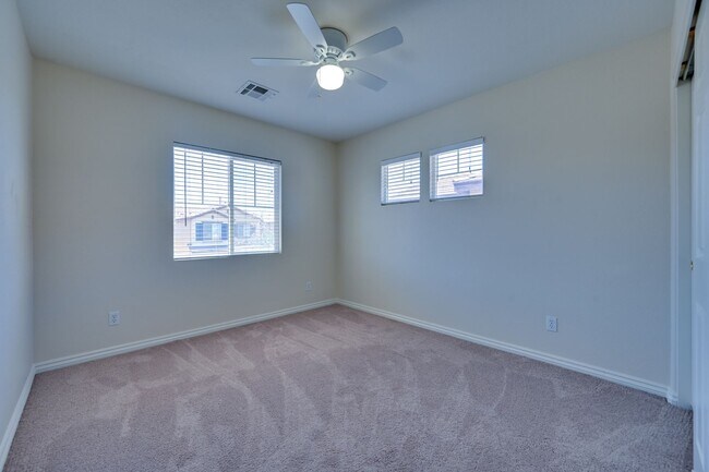 Building Photo - NW 3 bedroom!! Community Pool!! Playground...