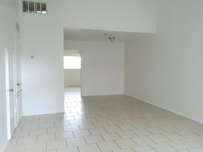 Building Photo - 5723 Crestmore Dr