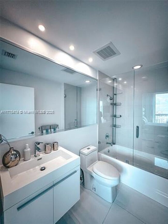 Building Photo - 2020 N Bayshore Dr