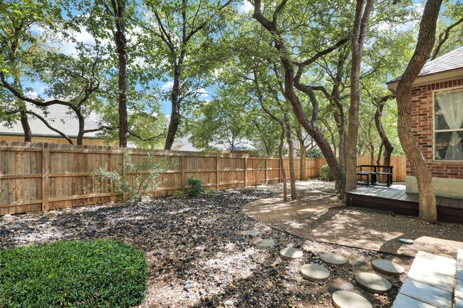 Building Photo - 26 Silverhorn Dr