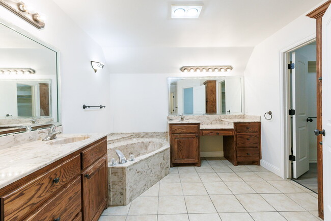 Building Photo - Gorgeous 4 bed 2.5 bath!
