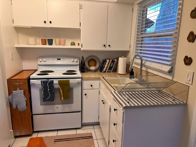 Building Photo - 9812 SE Reedway St