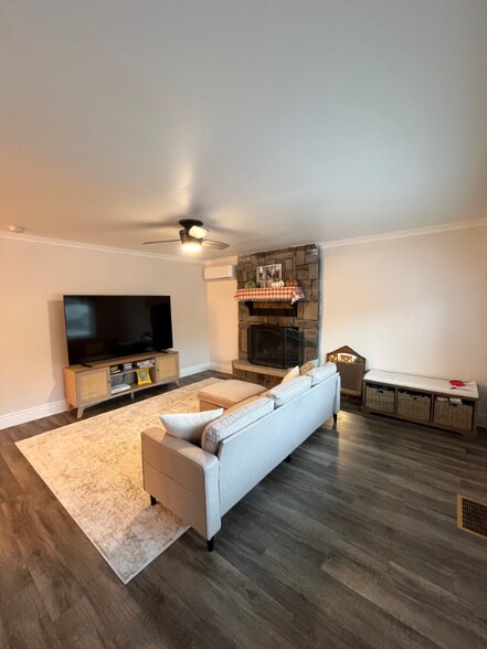 Building Photo - 165 N 400 E