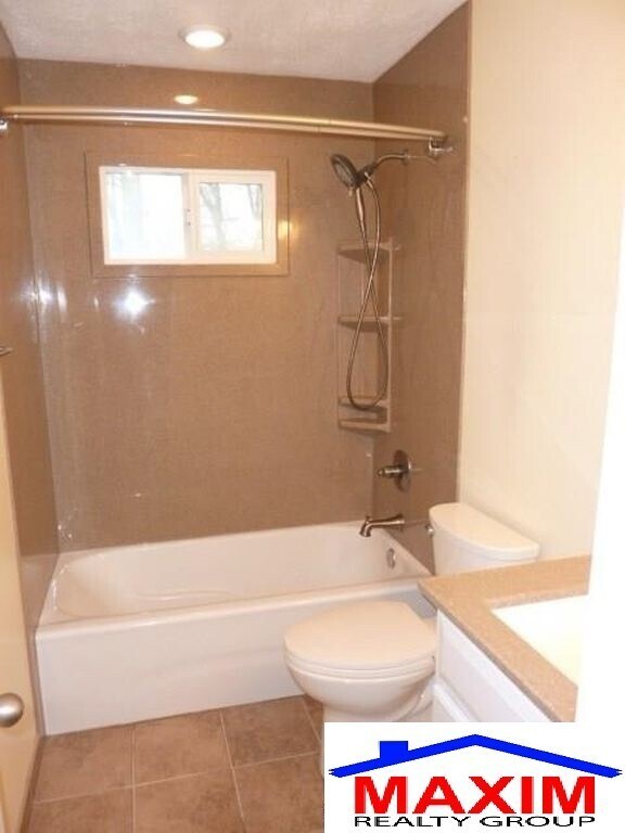 Building Photo - Move-in special offer!!!  Huge house - over 2,200 sqft convenient location and private backyard $...