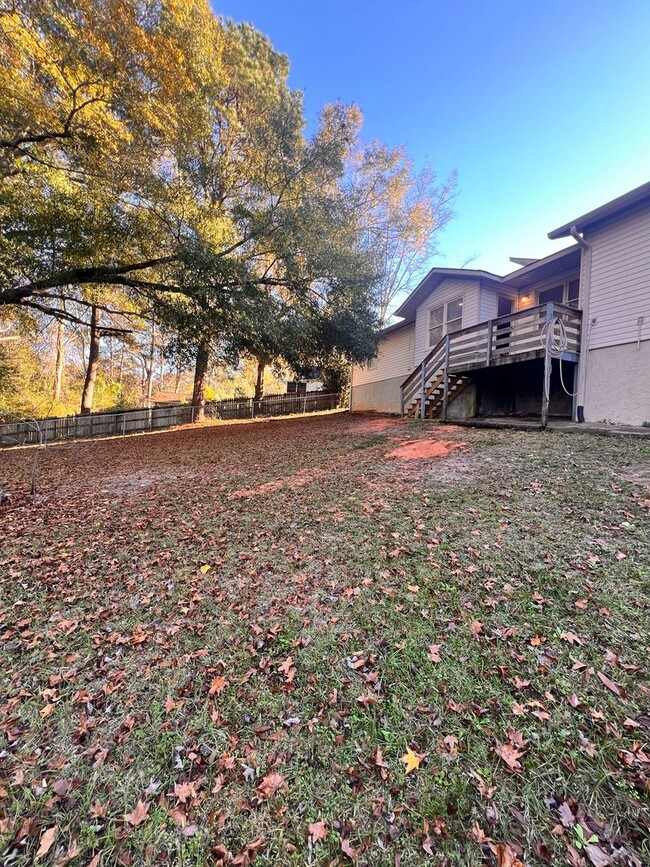 Building Photo - Fenced Yard!