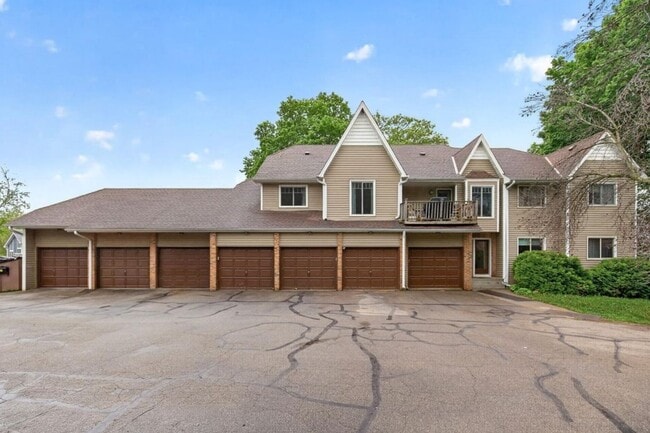 Building Photo - Newly Remodeled 2Bed 1Bath Townhome in Prior Lake!