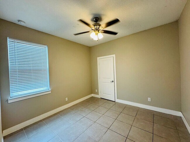 Building Photo - Beautiful New 3-Bedroom Home with Spacious Layout & 2-Car Garage in Poinciana Villages