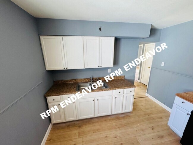 Building Photo - 2-Bed Home with Flex Room + New Appliances!