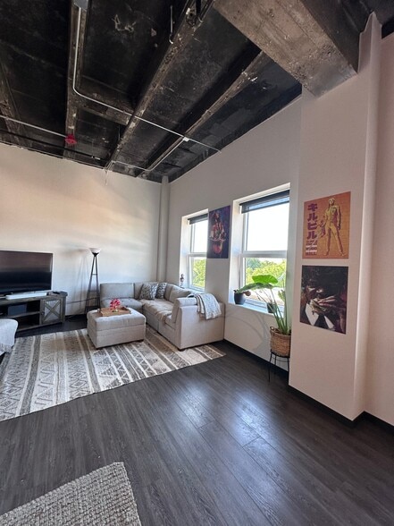 Building Photo - 150 N Ashland Ave