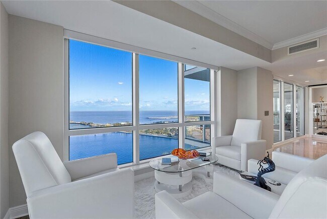 Building Photo - 400 Beach Dr NE