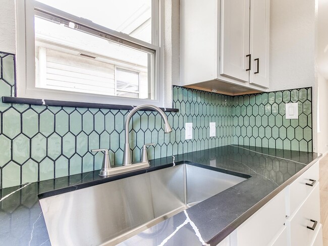 Building Photo - Newly Remodeled 2 Bed, 1 Bath Apt in Near The Paseo *MOVE IN SPECIAL!!