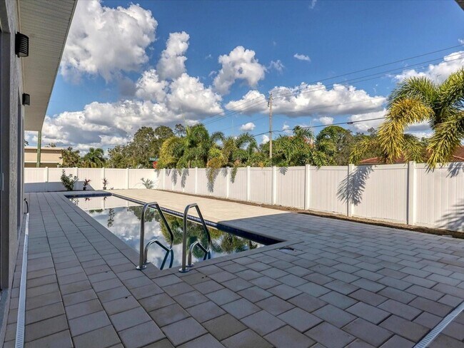 Building Photo - 4524 Riverwood Ave