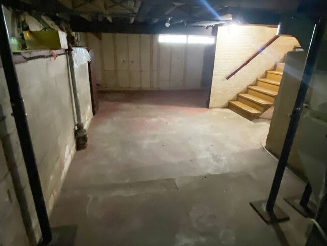 Building Photo - 4-Bedroom, 1 Bath Southeast Side Single Fa...