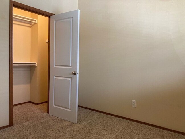 Building Photo - Charming 3 Bedroom 2.5 Bathroom Home