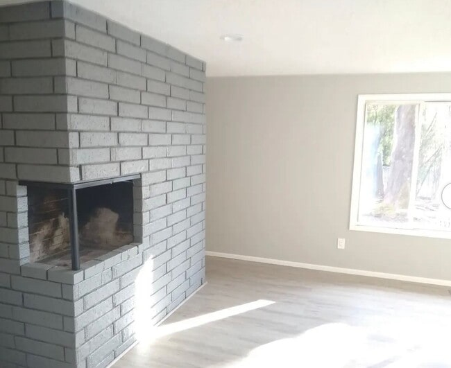 Building Photo - Beautiful 3 bedroom ranch on quiet cul-de-...