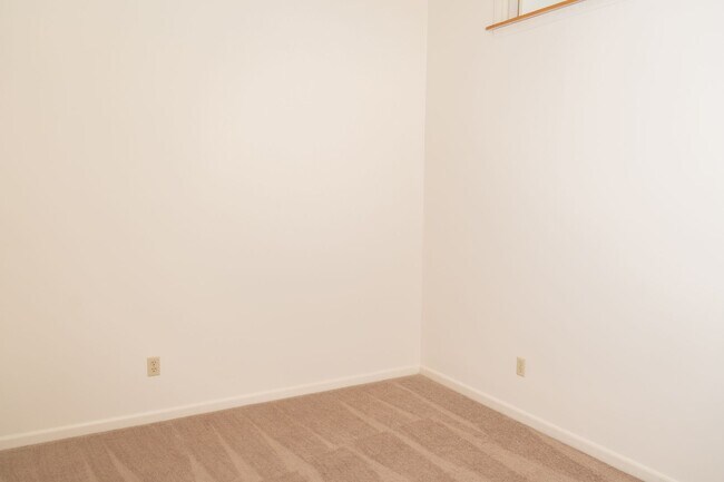 Building Photo - 2 Bedroom Townhouse Available in July