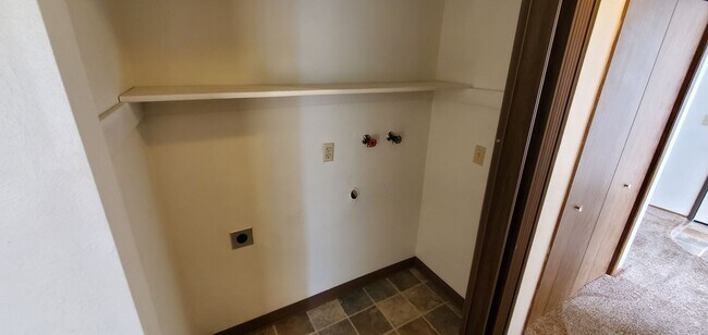 Building Photo - Two Bedroom Apartment in South Salem