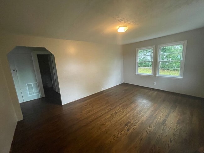 Building Photo - 3 bedroom 1 bath house available!  Freshly...