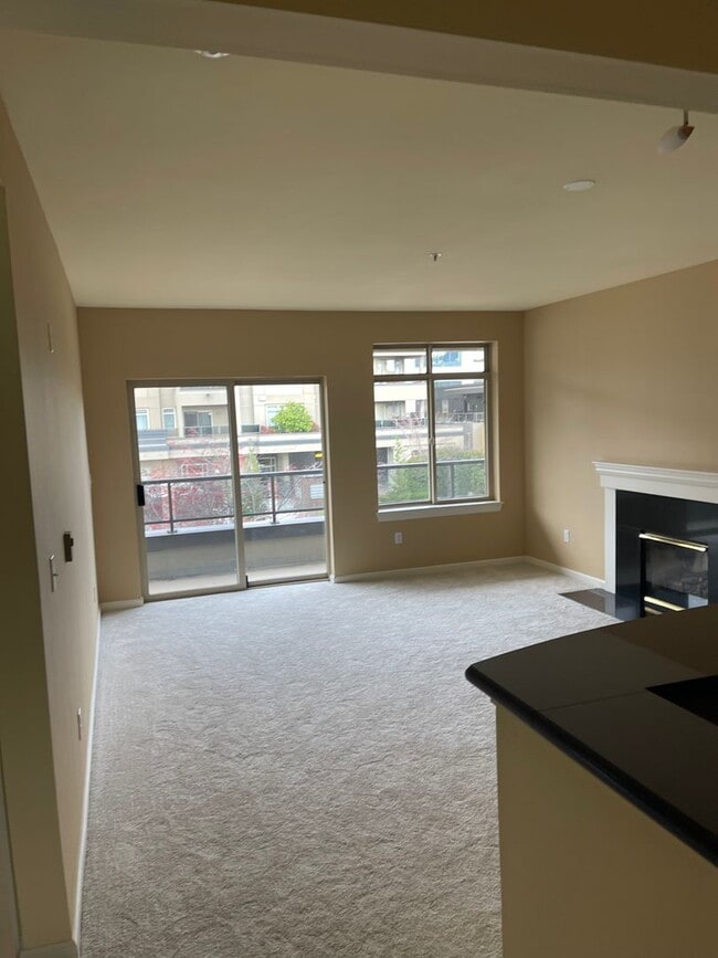 Building Photo - Updated Condo with Parking for One, Great Location and Communal Roof-top Deck!!