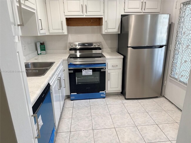 Building Photo - 320 NE 12th Ave